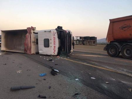 حادث طرق مروع واصابة سائق من كفر كنا قرب طرعان بانقلاب شاحنته